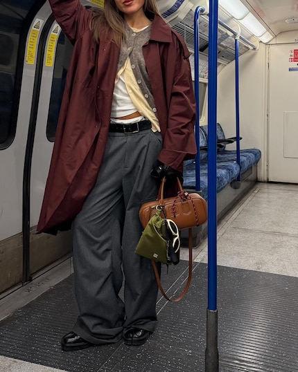 So fällt der Cardigan A-förmig auseinander.