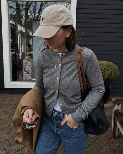 Ein klassischer Gen-Y-Look: Cardigan über T-Shirt.