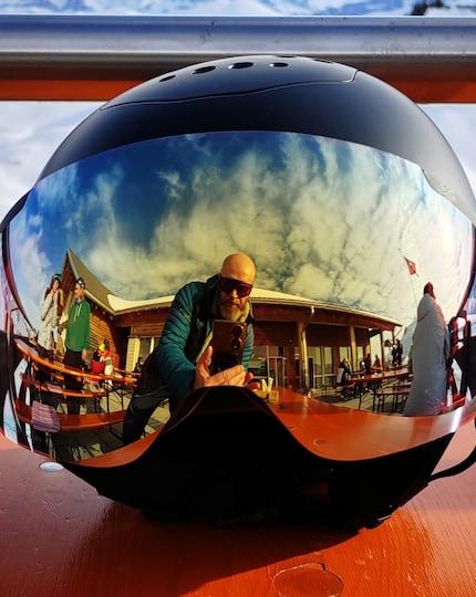 Gli occhialoni da sci «Episode» di Flaxta con le lenti rosse funzionano anche in condizioni di sole.