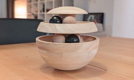 Although this spherical toy «only» weighs just under a kilo, it feels much heavier and chunkier to me.