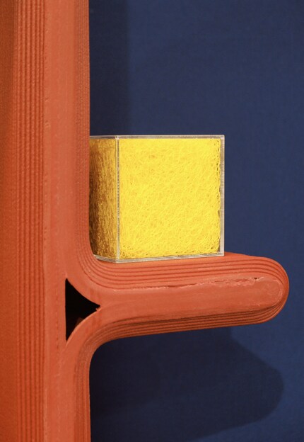 Er wird robotergesteuert aus einem spiralförmigen Plastikfaden gefertigt, der eine einzigartige Textur schafft.