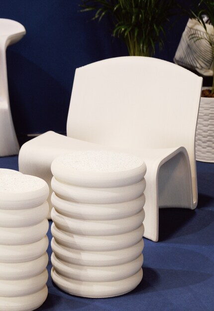 Der Ermis-Stuhl ist eine einteilige Sitzeinheit, die durch ihre klaren, ergonomischen Linien beeindruckt.