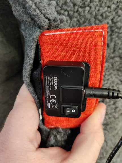 Sul retro, puoi collegare la coperta riscaldante via cavo e accenderla e spegnerla.