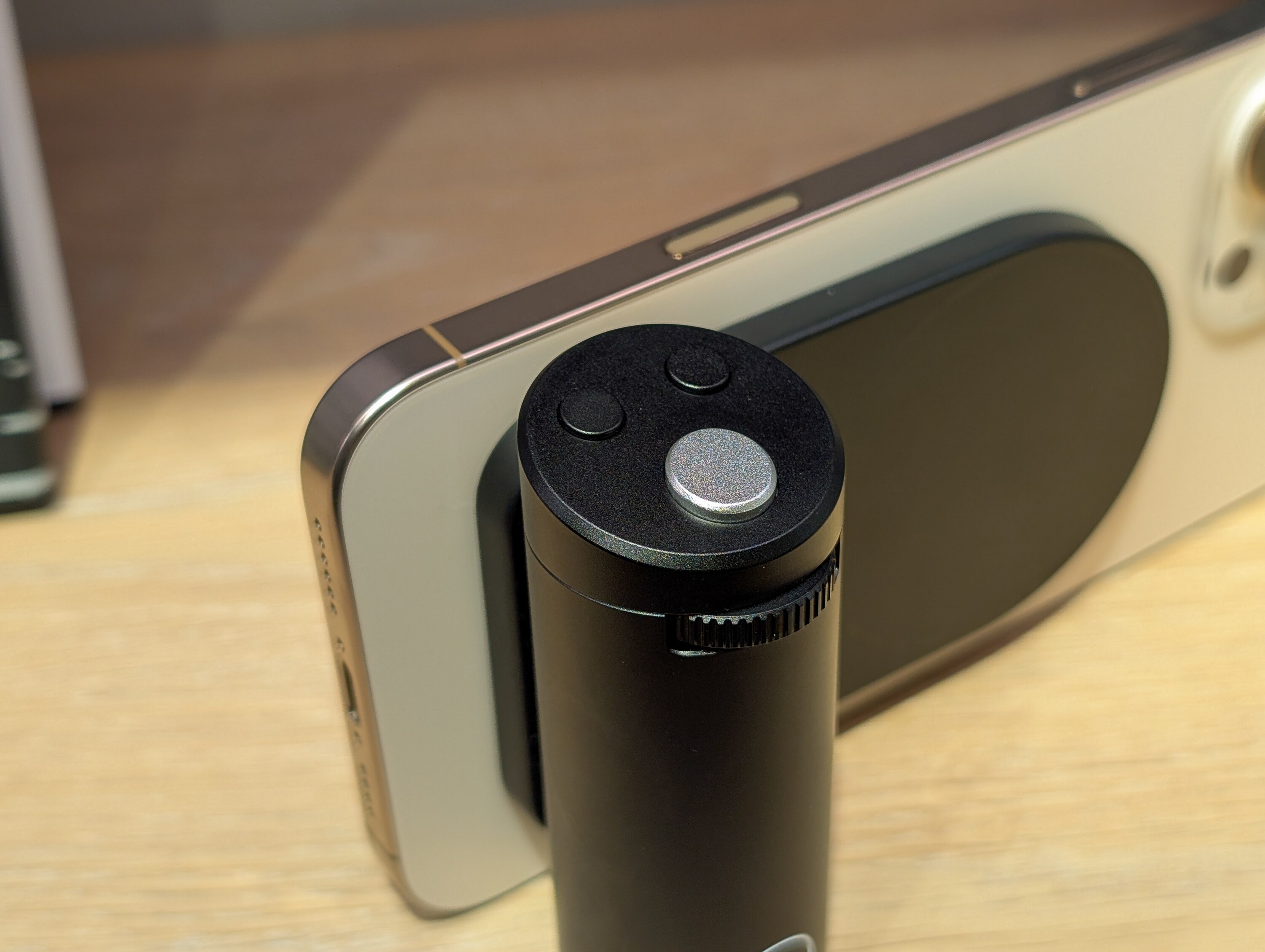 Leica Lux Grip: A camera grip for the iPhone - Galaxus