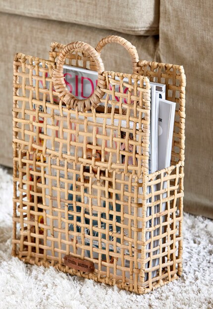 Like a shopper: you can easily carry this magazine holder from A to B with the handles.