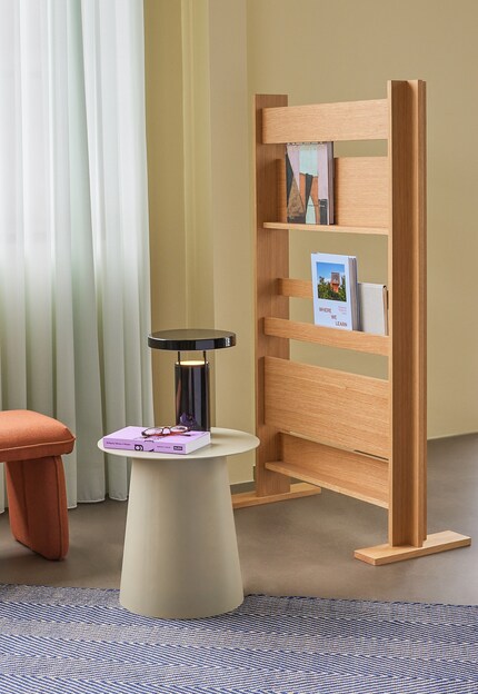 Made from sustainable wood and designed in an elegant oak look, this 2-in-1 solution is ideal for showcasing reading material and structuring rooms.