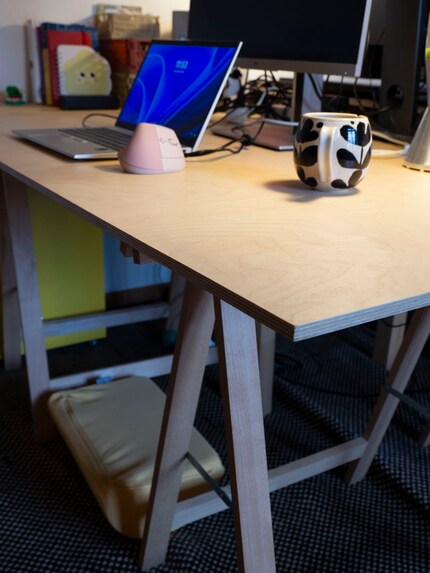 Two fixed trestles, a support post, a table top and a footrest – all the ingredients you need for back pain.