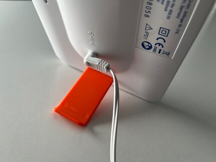 Aan de korte kant is een lamp staand bevestigd.