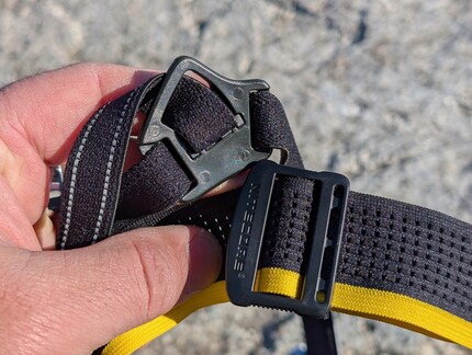 Die Swift RL (oben) ist die einzige Lampe, bei der die Verschlüsse nicht stark auf den Kopf drücken.