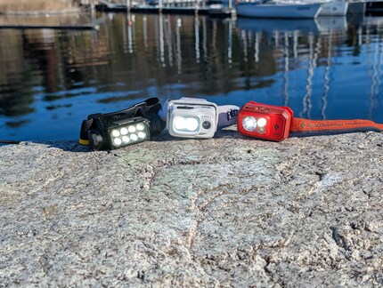 Die Nitecore-Stirnlampe (ganz links) leuchtet am längsten.