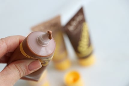 La consistance du Buttermelt Glaze Soft Glow Skin Tint rappelle celle d'un vinaigre balsamique onctueux.