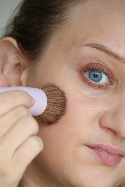 Deux couches pour couvrir les rougeurs légères. Le fini est extrêmement naturel.