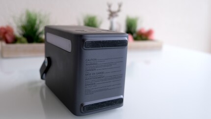 The rubber feet are attached on two sides at the bottom and ensure stability – while attracting dust.