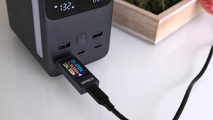 My measuring device doesn’t quite reach the promised 140 watts of charging power, but it’s close enough.