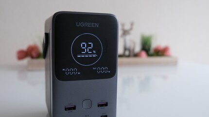 Plenty of screen space, rather little information. Purists might love the concentration of essentials, however.