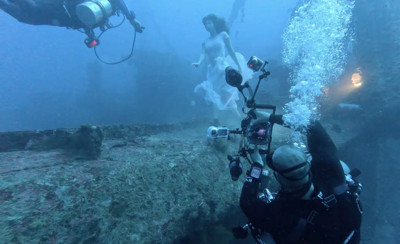 A quite a rig that Steven Haining is using to take photos. In addition to an action cam, two underwater flashes (or lamps?) can also be seen providing some light in the depths.
