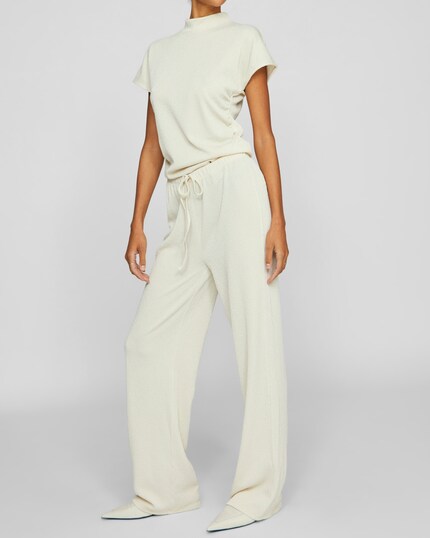 This cream-coloured ensemble looks effortlessly chic.