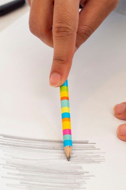 I colour in the back of the motif with pencil ...