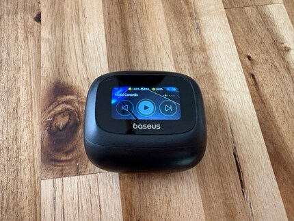 Das Display auf dem Ladecase kann ganz nützlich sein.