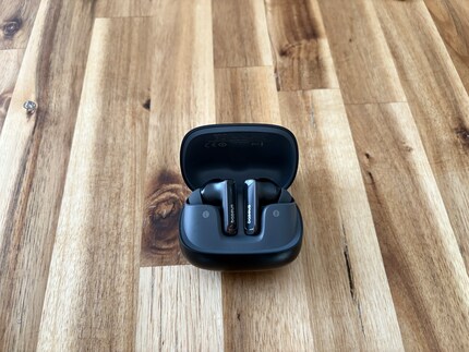 Die Hörer werden über Magneten in die Schale gezogen.