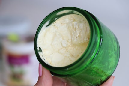 Échec : un mauvais équilibre entre ingrédients solides et liquides, et l’utilisation du batteur donnent un beurre friable et dur.