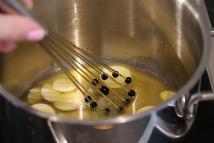 D’abord, faire fondre les ingrédients solides à feu doux.