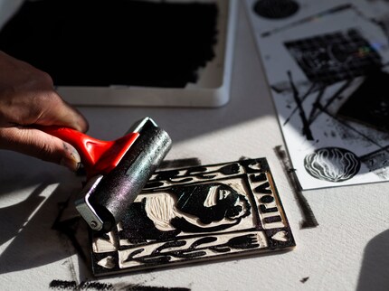 The key to success – I have to apply the paint evenly to the linoleum plate with the roller.