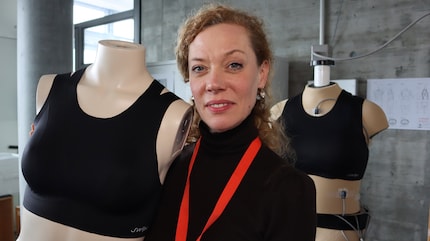 Gründerin Claudia Glass mit den ersten Modellen des neuartigen Sport-BHs.