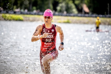 Besonders wichtig ist Anna Zehnder, dass der BH nach dem Schwimmen schnell trocknet.