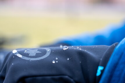 Regen hat keine Chance, den Stoff zu durchdringen.