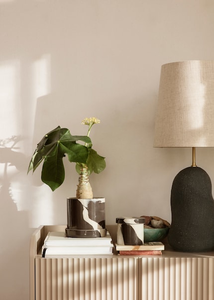 Eine zweifarbige Tonmischung macht jedes Stück der Steingutkollektion unverwechselbar.