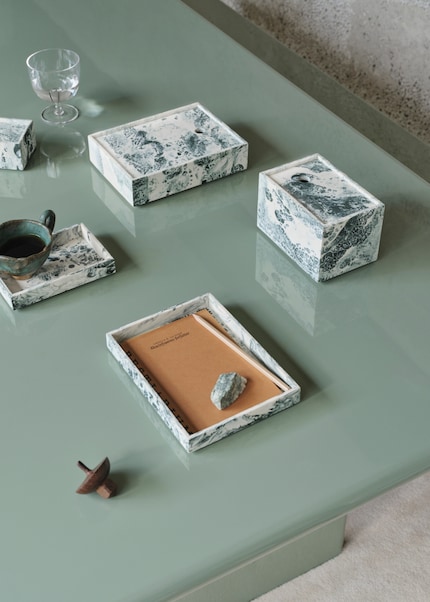 Diese Schachtel macht mit ihrem leichten Charakter und ihrem wirbelnden Muster was her.