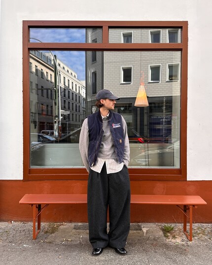 The wider the trousers, the more casual the look.