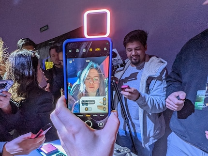 Des étuis supplémentaires sont prévus pour rendre le jeu plus amusant, par exemple avec une lumière annulaire qui se déploie.