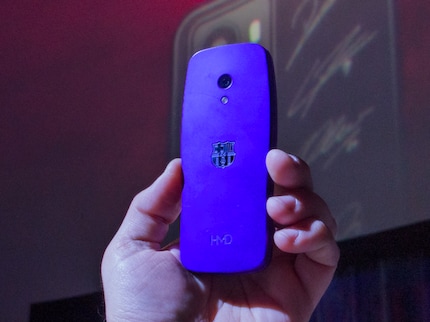 Le HMD Barca 3210 dans sa version bleue. Le logo au dos est spécial, ainsi que quelques easter eggs.