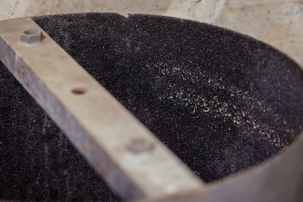 Questo tamburo sbuccia le patate con una specie di carta vetrata.