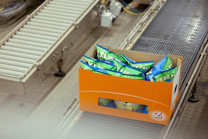 Impacchettate e dirette al magazzino: le patatine pronte.