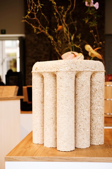 What material combination and innovative idea is behind Briket?