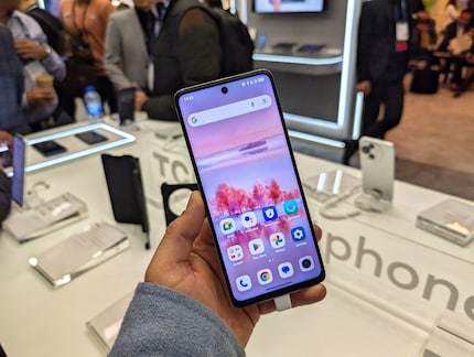 Das Display ist matt und spiegelt darum fast gar nicht.