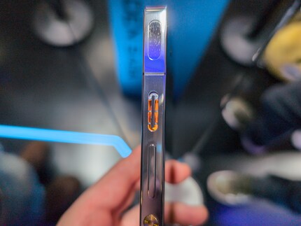 Here you can see the output of the heat sink with lighting. At the top is one of the two touch shoulder buttons.