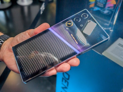 The Redmagic 10 Pro in the Golden Saga Edition: with lots of gold and mirror finish.