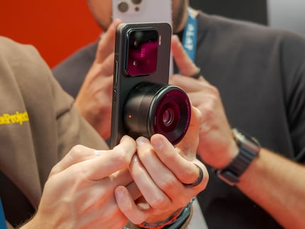 The manual focus can be set on the lens.