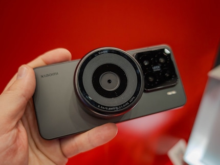 The mechanical aperture is clearly visible.