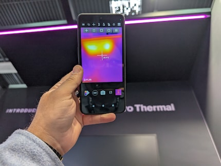 With the thermal camera, I discover a (previously hidden) heat source in the travel blanket.