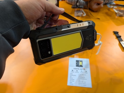 Smartphone or small case with excess weight? The Oukitel WP100 Titan can't decide.