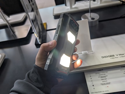 The Doogee V-Max is also a camping lamp.