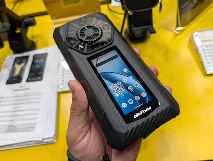 You can call up the full Android interface on the second screen.