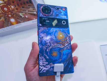 I particularly like the Van Gogh version thanks to the silver elements in the artwork.