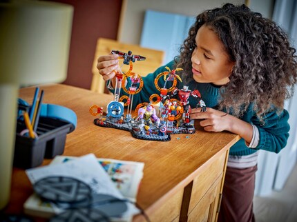 Est-ce ainsi que LEGO imagine son public cible en train de jouer avec ce set Marvel ?