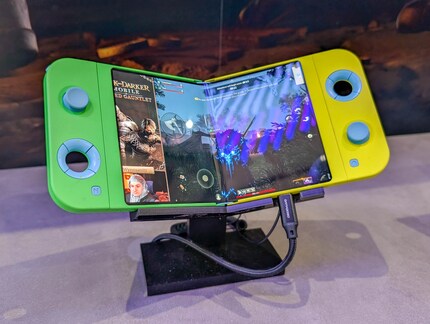 Das Gaming-Handheld bequem zusammenfalten.